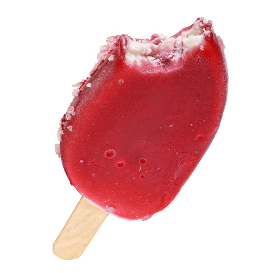 Wasserglacé mit Waldbeeren